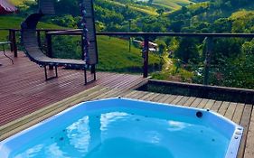 Recanto da Alegria - Casa em Cunha com Jacuzzi,Piscina,Rede,Churrasqueira,Lareira,Deck, Banco de coração